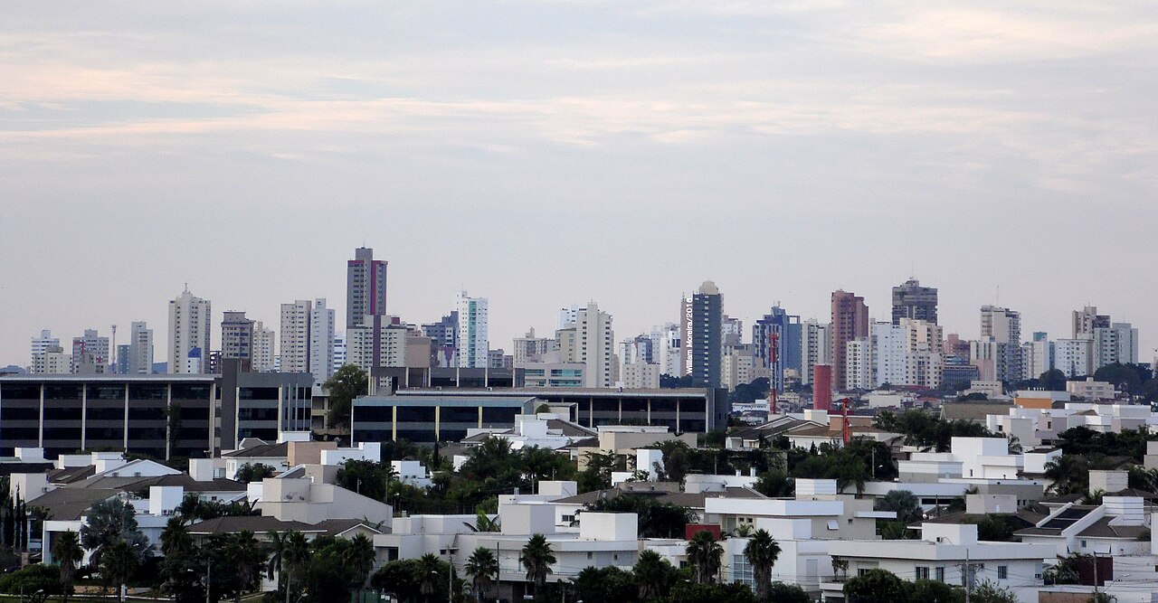 Horizonte de prédios da região central de Uberlândia, Minas Gerais, visto do terraço do Uberlândia Shopping, com casas da zona sul em primeiro plano
